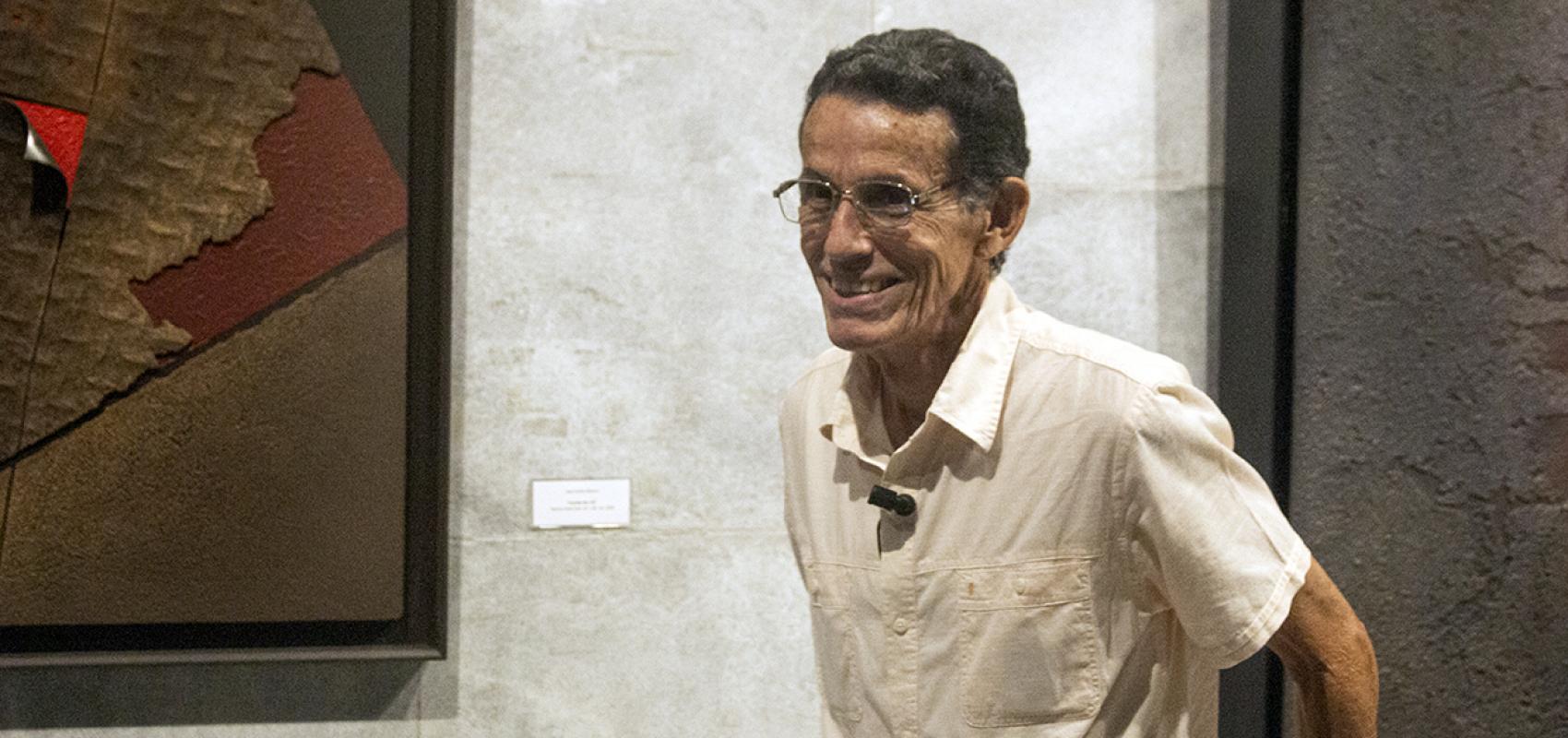 Juan Suárez Blanco en su exposición personal Contrapunto II Metáforas de la Resistencia. 