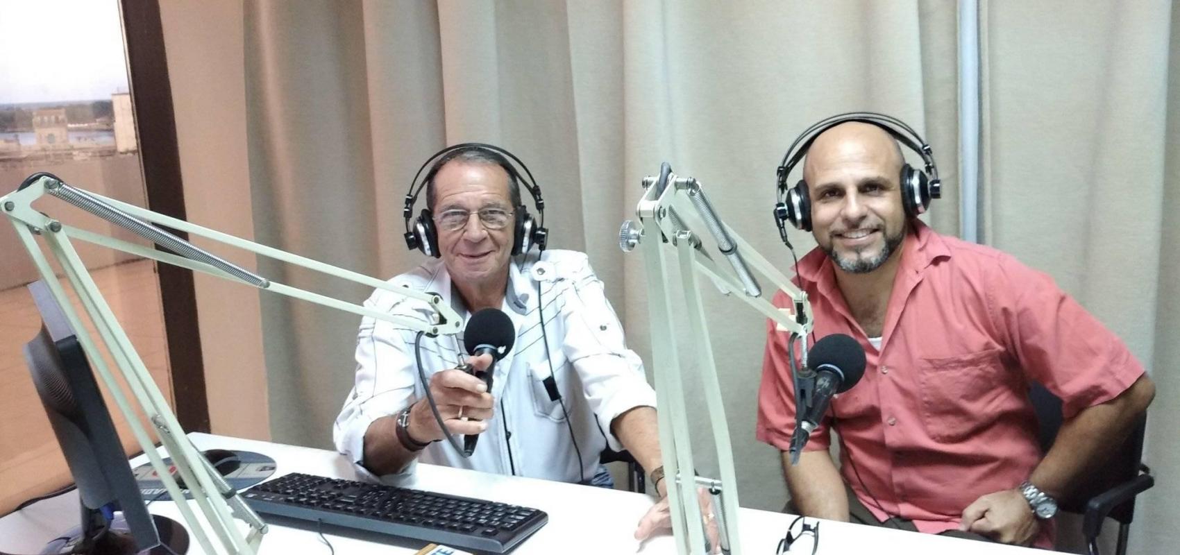 El artista de Máxima Douglas Pérez Castro junto con el locutor Ángel Ferrera, en Habana Radio.